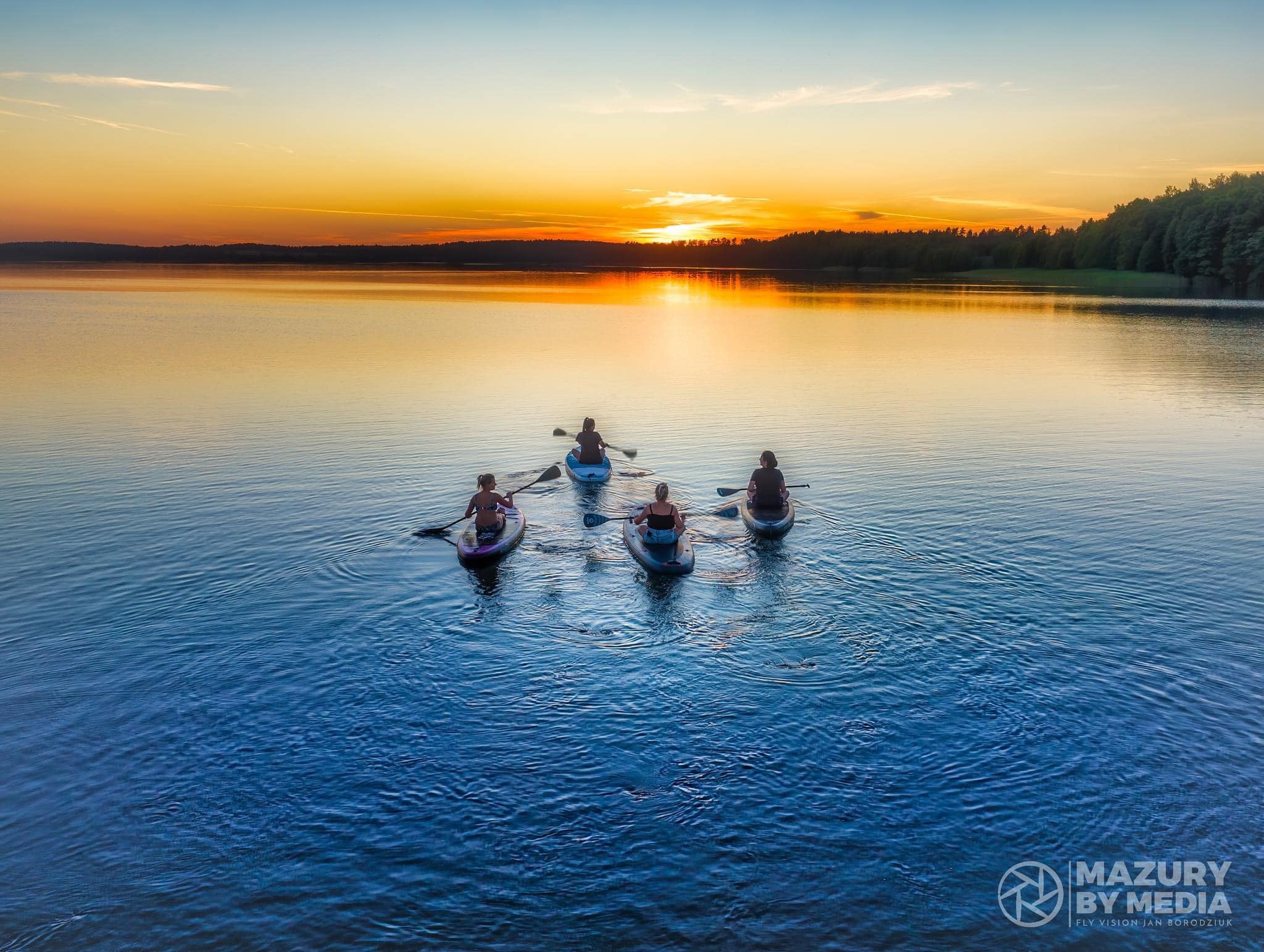 Zachód słońca nad jeziorem